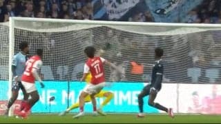 ここにいるのか！ 中村敬斗、超反応→“GK顔面直撃ボレー”に「化け物かよ！」 強烈ダイレクトシュートに「すげえな…」「見えなかった」