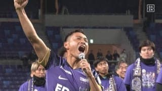 「神様が言ってますよ！俺らに優勝しろって」首位に肉薄！広島・青山敏弘の“ぶちあつ”パフォーマンスが話題沸騰「2013年と同じ」「これは泣く」