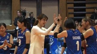 なぜそこに…？ 一人だけ美脚な私服姿の木村沙織が…！ 「これは試合か映画の撮影か」思わぬ演出にファンの反響止まず