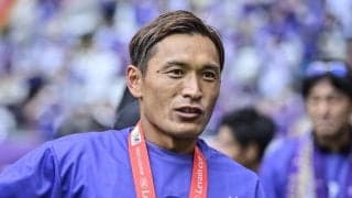 「映画のワンシーンやん」J1広島MF青山の「背中で語る一枚」に感動広がる！「この後ろ姿かっこよすぎ!!」「額縁に飾りたいレベル」などの声