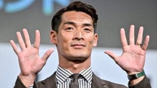 「ユニフォームで登場するなんて」超人気グループ『NEWS』の貴重すぎるサッカーユニフォーム姿でのポージングショットが大反響！「ステキな写真」「カッコよかったです」の声