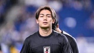 「カッコ良過ぎる!!」「オシャレ」上田綺世のパリ・凱旋門前での「プライベート私服写真」が絶賛！ モデル妻・由布菜月も「可愛いすぎる！」と話題のロングマフラーコーデを同じ場所で撮影