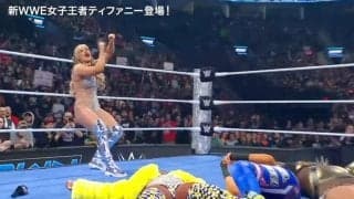 “元体操”美女レスラーが大胆衣装で衝撃技…世界一美しいムーンサルトで“4人をまとめて”一掃の一部始終「跳躍力が高すぎ」
