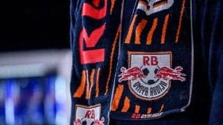 「めちゃくちゃカッコイイな！」J2大宮のクラブハウス「RB色」変貌に興奮広がる！「うわー　本気やー」「車は大宮ナンバーじゃないんだ笑笑」などの声