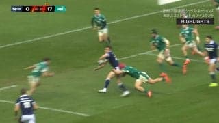 センスがなくては投げられない プレッシャーを受けた選手が左手で絶妙バックトスパス 地元ファンも大絶賛の美技