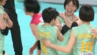 女子バレー、188cmを164cmが止めた！？ 身長差24cmを跳ね返した衝撃ブロック 大歓喜の輪が微笑ましい