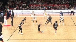 男子バレー、ありえない“エビ反り”トス！ 見たことない体勢＆トスから決めた衝撃スパイク 究極の連係プレー
