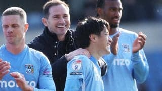 「カンテを思い出す」ランパード監督が契約延長の坂元達裕を絶賛、ピッチ内外でお気に入りと明かす「契約できたことを嬉しく思う」