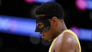 【NBA】「まるで戦士のようだ」レイカーズHC、八村塁を称賛　試合中に顔面負傷し、流血も……　“バットマン・スタイル”でプレー続行