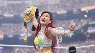 「情報量多い」人気日本人女子レスラー、歓喜のステージ裏で“意外な人物たち”が映り込み？ ファンが“特定”で話題「いろんな人が逃げ遅れてる」