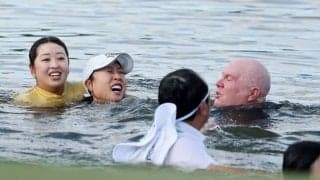 歓喜の“池ダイブ”で「溺れてしまう」　西郷真央のキャディーが証言した緊迫の瞬間「正直に言えば、怖かった」