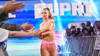 「プロレスラーには見えない」お騒がせ美女の“バリキャリ風”私服ショットが「ギャップすごい」と話題…“不仲コンビ”共演にファン興奮