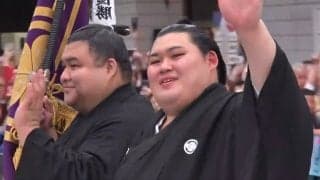「横綱がドア係かよ」大の里、優勝パレードに“ファン垂涎”の2ショット 豪華すぎてネット騒然「凄い顔ぶれ」「両脇に横綱！」
