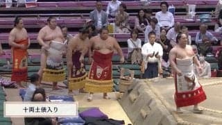 十両土俵入りで力士があわや“遅刻”のハプニング 珍しい光景に「焦って走ってるのかわいいw」「ジワる」ファンも