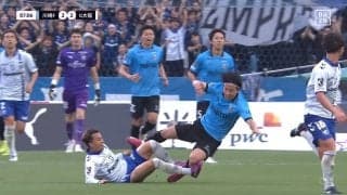 「レッドだろ！」「最悪のファウル」背後からの“蟹ばさみタックル”に選手激昂→一触即発「めっちゃ怖い」カード覚悟の危険スライもイエロー判定でファン不満爆発