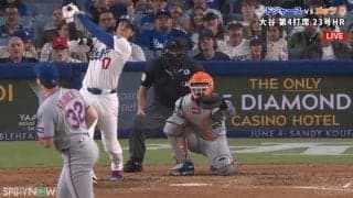 大谷翔平、特大ホームランでも“不満”？ 観客総立ちのムーンショット→カメラが捉えたベンチでの“苦笑い”リアクション