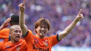 ｢やっぱ乾と香川のコンビは永遠やな｣元日本代表“黄金コンビ”の桜＆橙ユニフォーム交換ショットが話題！｢すーっごくお似合い｣｢香川さんもエスパルス似合うw｣の声