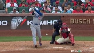 大谷翔平の“超ラッキーヒット”に相手守備も呆然…100マイルをフルスイングした打球が「まさかの動き」→ショックで立ち尽くす