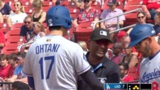 球場騒然！ 大谷翔平、死球直後に“まさかの光景”「痛いはずなのに…」 予想外のリアクションが話題に「ただの聖人か」
