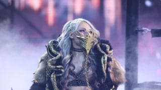 「美しすぎる」人気日本人女子レスラー、大舞台で披露の“超ド派手”コスチュームが話題…“蜂×雷”モチーフの刺激的衣装に「眩しいくらい輝いてる」