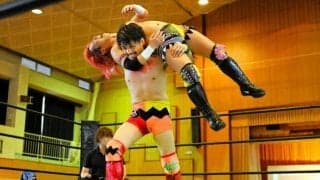過疎に悩む町をプロレスで活性化　迫力満点の肉弾戦に400人が熱狂