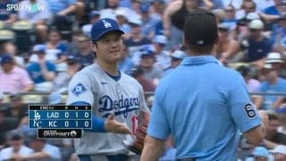 帽子をヒョイッ！大谷翔平、粘着物質チェックで審判に見せたチャーミングな笑顔 衝撃の“102マイル”から表情一変！