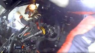 何が起きた！？ GRヤリスが突然スライド→立ち往生も「車を道路に戻そうとしている」観客の“神対応”でコース復帰
