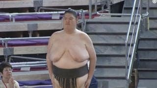 「私より足細いかも」体重164キロの大柄力士、“ほっそり”美脚にファン注目「肌もキレイ」