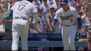 大谷翔平がまたやってくれた… 最高の“出迎えポーズ”が話題に「参りました」フリーマンの礼儀が正しすぎる「サムライかな」