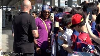 【バルサ来日】「来てる全員にサインしてくれた」クンデの“神対応”が話題！「ずっと本当に優しいな」笑顔のファンサービスに感動の声