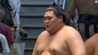 一体いくら稼いだ…？ 大の里“厚みすごい”懸賞を受け取る瞬間に騒然「まるで大きめのクラッチバッグ」花道から引き下がる姿も迫力十分