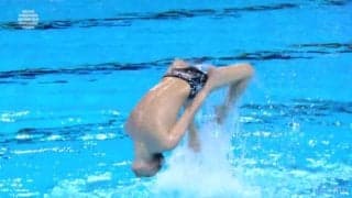 噓でしょ? 蹴られた男子は空中回転！女子が水中から高く“蹴上げる”大胆ペアアクロが衝撃的「瞬発力が非常に大きい」