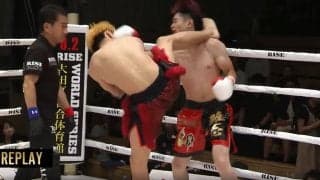 “見えない”ところから変則的すぎる右ハイキック、衝撃ダウンに放送席騒然 「変な軌道」「あの距離で当たるのが凄い」ゼロ距離から戦慄の“一撃”