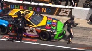 ナスカーで危機一髪…ピットから“急発進”→あわやチームスタッフを轢きかける「あぶねえ」「ギリギリ！」ファン＆放送席も驚き