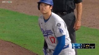 「愛が詰まりすぎ」大谷翔平の“超特大ブランケット”を掲げる熱狂的ファンが出現…敵地での珍光景にSNS沸騰「でっけー」