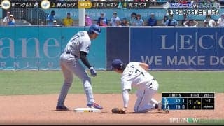 大谷翔平、久々の盗塁成功も即「大丈夫？」 尻もちのキム・ハソンは「ニヤリ」 “塁上の気遣い”を中継が捉える
