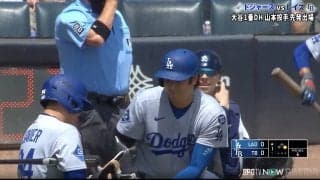 大谷翔平がド軍・名物バットボーイにとった“行動”…ヘレラさんを右手で「ポン」 “感謝の気持ち”滲んだ一幕