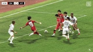 「キャプ翼やないかい！」右足と左足を“同時に振り抜いた”強烈ゴールにSNS騒然！「ツインシュート？笑」熊本FW２人の明暗が分かれた瞬間