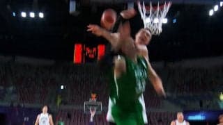 驚愕！ バスケ日本代表主将の“NBA級スーパーブロック”に大喝采「えぐすぎ」ホーキンソンが“試合を変えた”瞬間「羽が生えてるみたい」