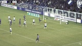 「PKだろ」「あれで取られたら可哀想」ゴール前での際どい“接触”を巡る判定にファンの意見が真っ二つ「微妙だな」「正直意味わからん」