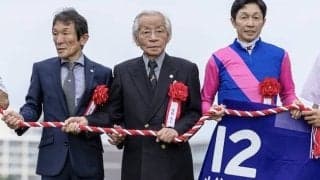 馬主・松本好雄氏を悼み、阪神競馬場に献花台と記帳台を設置