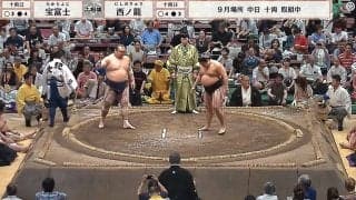 大相撲客席に大物タレント降臨「めっちゃ日焼けしてるw」「え、こんな早くから」“ひときわ目を引く”存在感に反響相次ぐ
