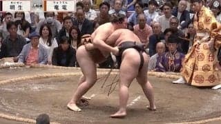 「すごい表情やな」大相撲中継、砂かぶり席に“世界の落語家”が……カメラが捉えた意外すぎる観戦姿に反響