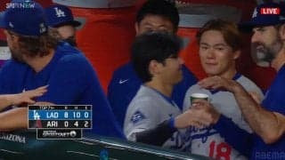 カーショーが、大谷が、チームメイトが…“大エース”山本由伸を「惜しみない賞賛」で出迎えた感動光景 “頭ポンポン連発”ベンチの一コマ