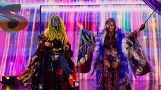 どうした？ 日本人女子タッグの“和歌と自撮り”に世界がポカーン…ハロウィン無視の“日本推し”に「意味わからんけどカッコイイ」