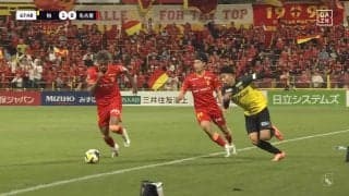 「レベル違う」日本代表選外の24歳FW、脅威の“超加速ドリブル”でDF2人をぶち破る「馬力やべえ」圧倒的打開力にファン衝撃