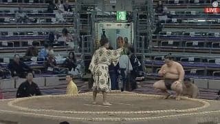 「おいおい九州やぞ…」「もういるやないかい」大相撲中継、午前の取組から“著名人”の姿 はるばる登場の本気度に「熱さ伝わってくる」