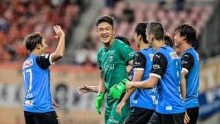 ｢このメンバーは泣いちゃう｣J1川崎の黄金期GKとの総勢9人“送別会ショット”にファン涙！ 地元焼肉店で肩を並べる写真に｢なんて素敵な1枚｣｢いつまでもファミリー｣