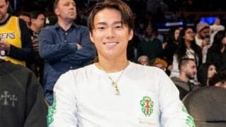 山本由伸、レイカーズ戦登場にLA熱狂　試合前には八村塁と2ショット…最前列で存在感