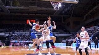 神業マジック！172cm日本代表PG、200cm超えダブルブロックを無効化「流川楓やん」「何回フェイク入れた？」齋藤拓実に解説・ファン驚愕【バスケＷ杯予選】